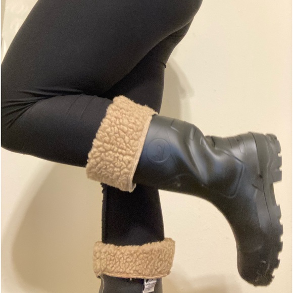 Fur boots size 10, Winter boots, barely used, black, fur - Picture 2 of 2